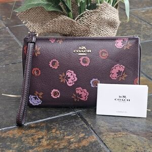❌️SOLD❌️Like New Coach Large Wristlet With Primrose Floral Signature Print